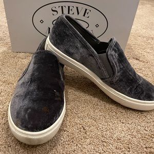 Steve Madden Ecntrcv Grey Velvet Slip On Sneaker 6.5